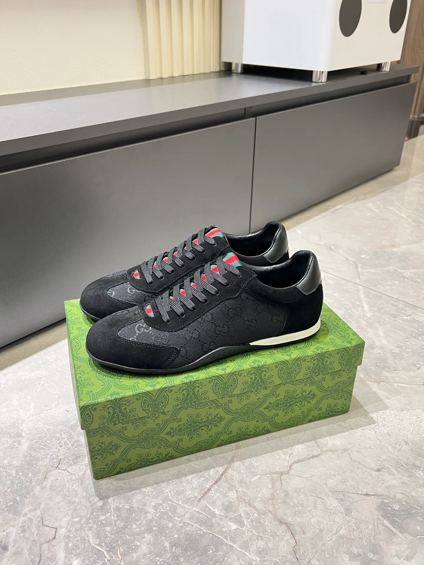 Men's shoes 💰p400 Gucci Shift series sports shoes, featuring lightweight thin sole design, suede + canvas + technical fabric splicing, perfect texture! The tongue and heel have red and green webbing, which is highly recognizable✨. The classic brown + off-white color scheme is retro and modern. The shell-toe shoe shape makes the feet smaller. It is perfect for daily wear or skirts and trousers. The upper fabric + elastic heel is easy to put on and take off, and the wrapping feeling is comfortable. It can be used for commuting and leisure. It has become one of Demna Gvasalia’s hottest items after taking over🔥. size: 38-45!